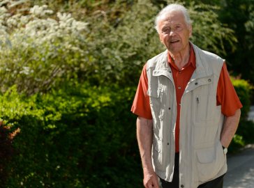 Foto von älterem Mann beim Spaziergang im Grünen
