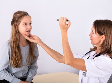 Foto von Patientin und Ärztin bei einer Untersuchung