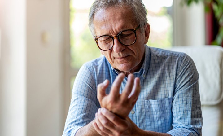 Foto von Mann mit schmerzender Hand