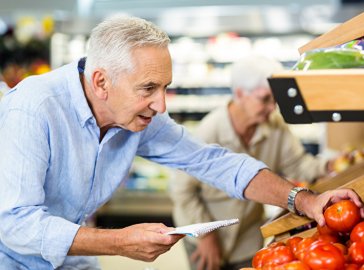 Foto von Mann beim Einkaufen